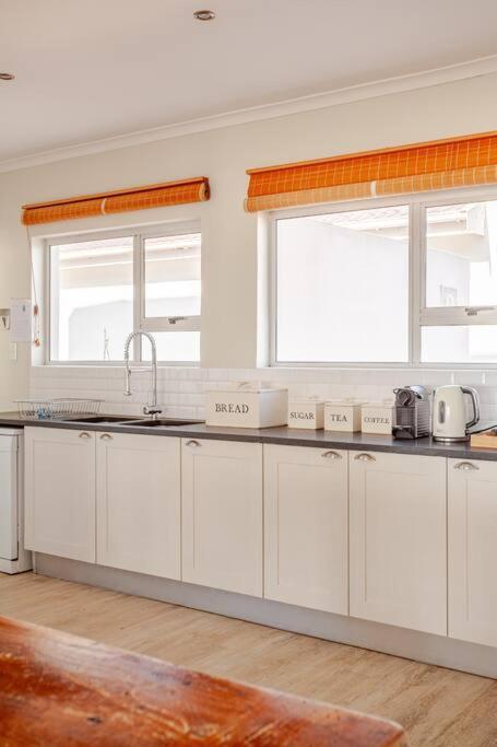 La Petite Baleine Oceanfront Luxury Villa De Kelders Kültér fotó